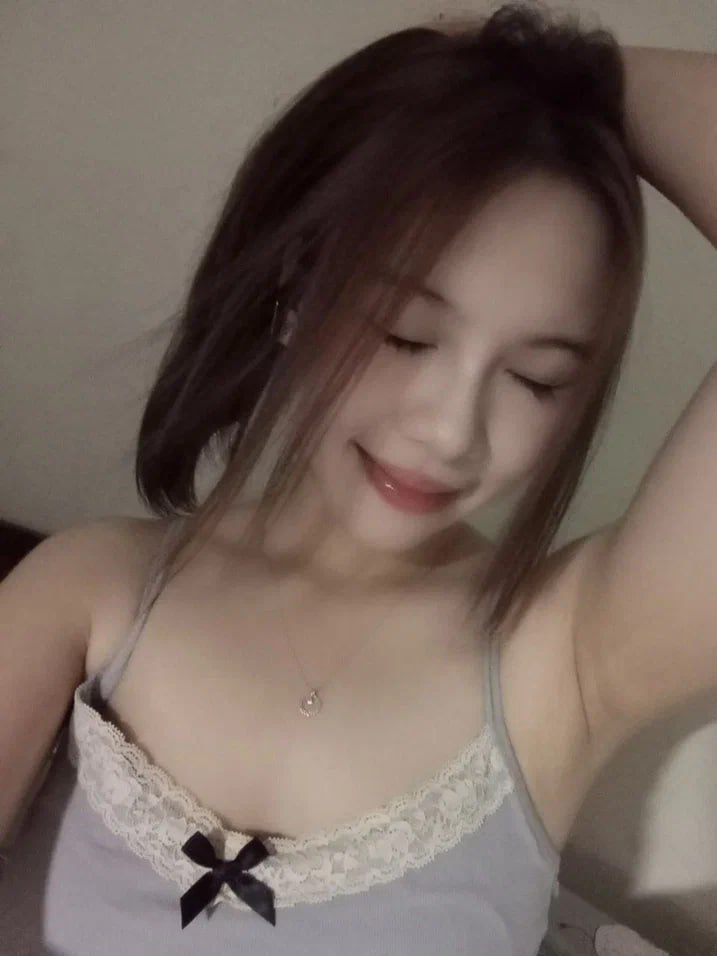 "Cô này tên Đỗ Bích Ngọc sn1990 quê Hạ Long Quảng Ninh hiện tại đang sinh sống và làm việc ở Hà Nội hiện đang nợ tôi một khoản tiền và Giờ cô ấy đã chặn hết mọi liên lạc với tôi và bùng tiền tôi, số tiền tuy không nhiều nhưng đó là những gì mà tôi đã cố gắng bao năm nay mà giờ cô ta lại đối xử với tôi nv, giờ tôi sẽ cho mọi thứ ra cho mọi người thấy bộ mặt của cô ta là Thạc Sĩ tâm lý học"